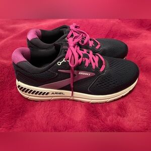 Brooks Ariel 20 Women's Black and Pink Sneakers